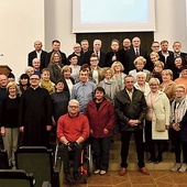 Inauguracja zajęć. Z mikrofonem ks. Jacek Kucharski, obok z lewej Michael Abdalla.