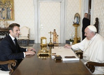 MSZ bada sprawę prezentu, jaki Emmanuel Macron wręczył papieżowi. Książka została zrabowana w Polsce?