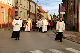 Procesja z relkwiami ulicami miasta.