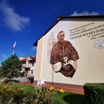 Mural z kard. Wyszyńskim