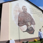 Mural z kard. Wyszyńskim