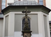 Zabytkowy krzyż z Cieszyna pilnie potrzebuje renowacji.