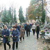 Miasto zachęca, by korzystać z komunikacji miejskiej, wybierając się na cmentarze.