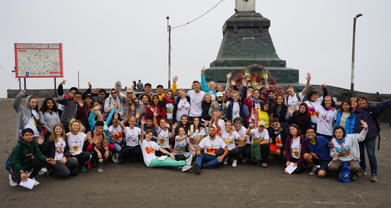 Polscy wolontariusze wraz z peruwiańskimi podopiecznymi.