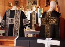 Chorzów. Dawne szaty liturgiczne na nowej ekspozycji w skansenie