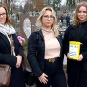 Z puszką na datki, które wesprą ratowanie zabytków nekropolii, stoją od lewej: Wioletta Petrzak, Kinga Wojtanowicz i Natalia Tomaszewska.