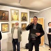 Od lewej: Urszula, Wacław i Bartłomiej Sobierajowie  oraz komisarz wystawy Marta Koczur podczas wernisażu.
