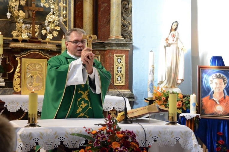 Wprowadzenie relikwii bł. Carla Acutisa do parafii katedralnej w Opolu