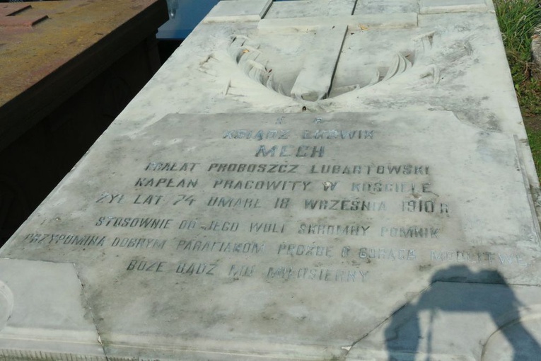 Niczym otwarta księga - cmentarz w Lubartowie