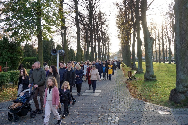 Nabożeństwo na cmentarzu Centralnym