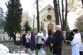 Bp Stanisław Salaterski poświęcił odnowioną kaplicę cmentarną w Wojniczu