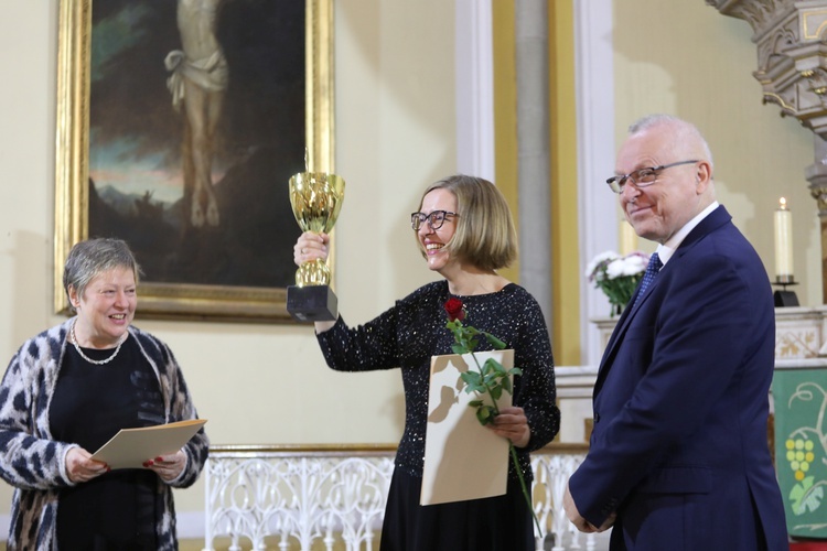 Puchar i nagrodę dla najlepszego chóru seniora z rąk starosty bielskiego Andrzeja Płonki odebrała Dominika Kawiorska, dyrygent tyskiego chóru Presto Cantabile.