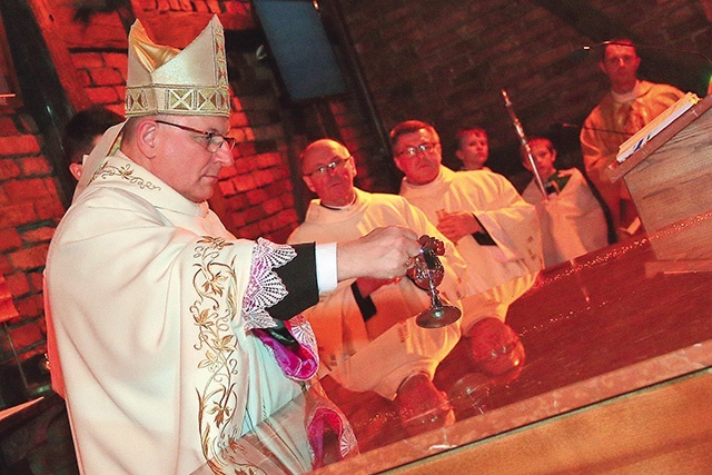▲	Moment konsekracji nowego ołtarza eucharystycznego.