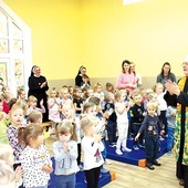 	Ksiądz Tadeusz Faryś w czasie spotkania z przedszkolakami.