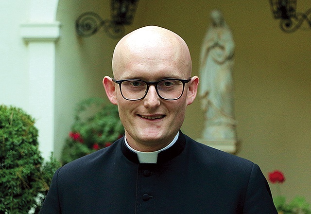 Ksiądz Piotr jest wikariuszem w parafii pw. NMP Matki Miłosierdzia w Oleśnicy.