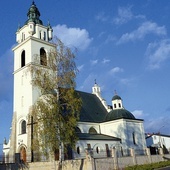 ▼	Kościół w Klwowie, zbudowany w latach 1924–1931, staraniem wiernych i ks. Wincentego Wróbla. Wcześniejsza świątynia z 1491 roku spłonęła podczas I wojny światowej. 