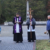 Modlitwą ogarniamy także tych, którzy tu spoczywają