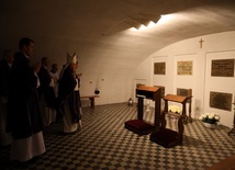 Modlitwa w krypcie bazyliki katedralnej.