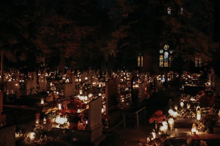 Cmentarze rozbłysły milionami zniczy [FOTO]