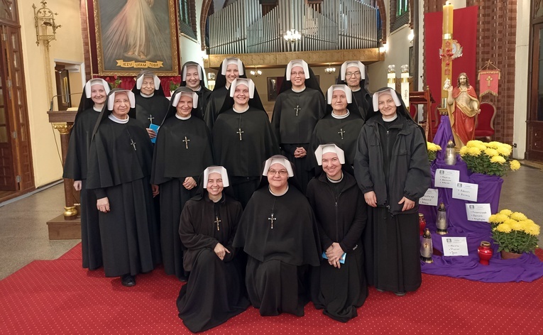 Siostry od św. Faustyny Kowalskiej. Posługują także we Wrocławiu