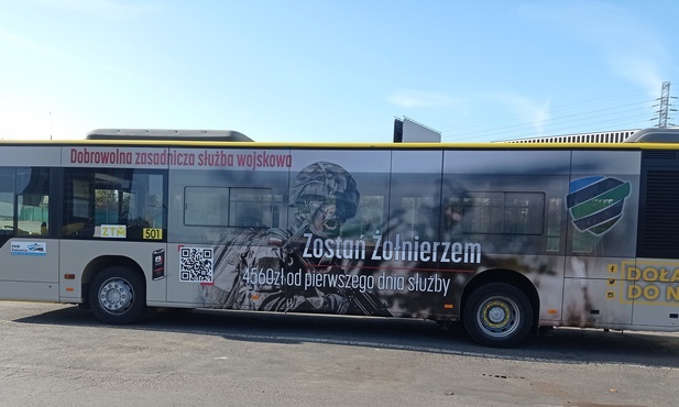 Katowice. "Zostań żołnierzem". Grafiki i plakaty na autobusach komunikacji miejskiej