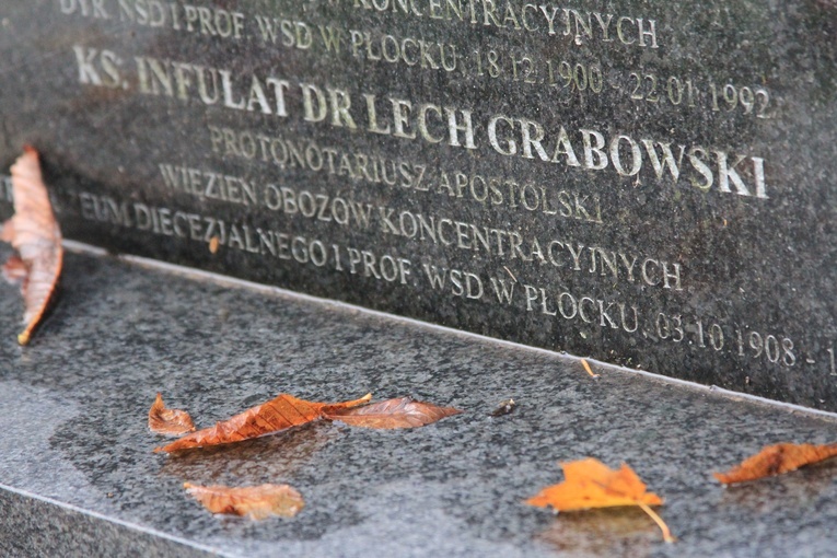 Nagrobna płyta ks. Lecha Grabowskiego na cmentarzu katolickim w Płocku przy ul. Kobylińskiego. Nieopodal jego mogiły znajduje się tylko symboliczny grób jego matki.