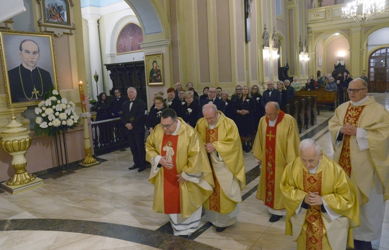 Portret sługi Bożego nad chrzcielnicą, przy której został włączony do Kościoła.