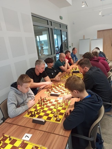W zawodach wzięło udział 46 szachistów w różnym wieku.