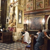 	W katedrze wierni modlą się przed wizerunkiem Matki Bożej Brzemiennej.