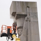 Z olsztyńskiego pomnika Wyzwolenia Ziemi Warmińskiej i Mazurskiej zostały usunięte sierp i młot