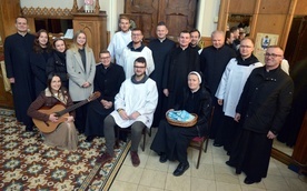 Schola, ministranci, siostra zakrystianka i duszpasterze z gośćmi z radomskiego domu studiów i formacji do kapłaństwa. 