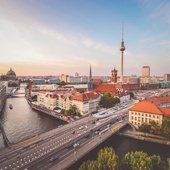 Niemcy: Ośmiogodzinny kurs przyklejania się do dróg - aktywiści klimatyczni szkolą się przed akcjami ulicznymi