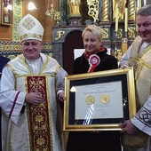 	Ks. proboszcz Szymon Czauderna z medalem Polonia Minor (P), a obok: Iwona Gibas, bp Piotr Greger i Łukasz Korczyk, sołtys miejscowości.