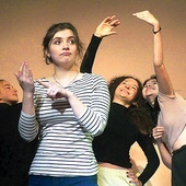 Aktorzy przedstawienia „Przyjdź” podczas warsztatów choreograficznych.