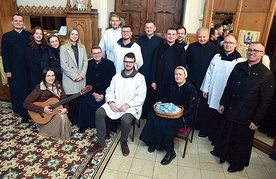 Schola, ministranci, siostra zakrystianka i duszpasterze z gośćmi z radomskiego domu studiów i formacji do kapłaństwa.