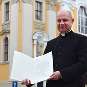 Ksiądz Stanisław Brasse pokazuje dekret Stolicy Apostolskiej.