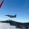 Szef MON o F-16 eskortujących samolot z polską reprezentacją: to ćwiczenia pilotów i wyraz naszego wsparcia