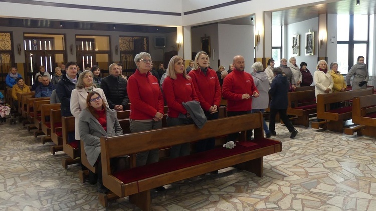 Msza św. wolontariuszy parafialnych zespołów charytatywnych i pracowników organizacji pomocy społecznej w Janowicach.