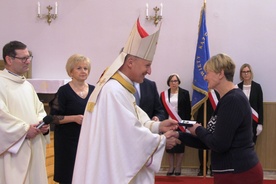  Ordynariusz wręczył legitymacje członkowskie nowym członkom stowarzyszenia. Od lewej ks. Andrzej Jędrzejewski i Teresa Połeć.