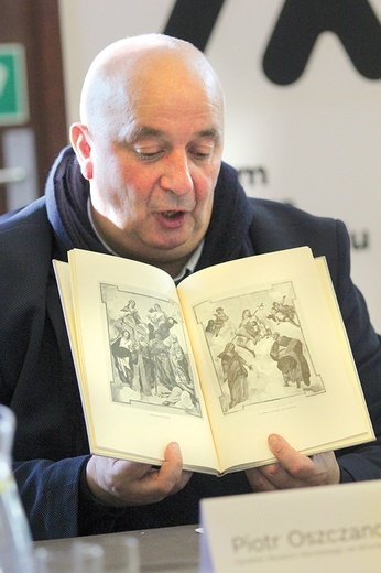 	Piotr Oszczanowski prezentuje książkę z przedrukami niezwykłych rycin z kolekcji zakonnika z Italii. 