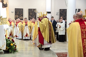 ▼	Bp Pierskała wyraził wdzięczność ordynariuszowi za poprowadzenie diecezjalnej wspólnoty przez jubileusz.