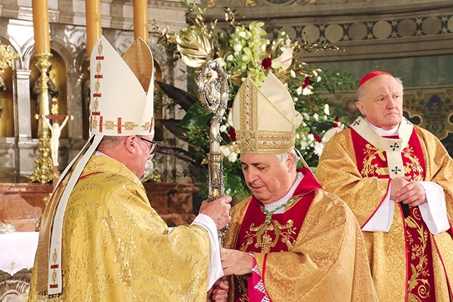 Abp Salvatore Pennacchio, nuncjusz apostolski w Polsce, przekazał pastorał – znak władzy pasterskiej.