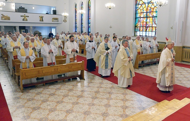 	Msza św. z modlitwą za zmarłych duchownych sprawowana była pod przewodnictwem bp. Marka Solarczyka w kaplicy Wyższego Seminarium Duchownego.