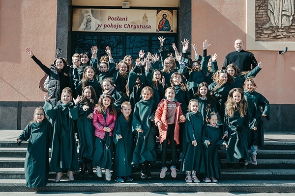 W parafii św. Wawrzyńca w Sochaczewie kapłani i wierni zawsze mogą liczyć nie tylko  na organistę, ale także  na chórzystów i dzieci.