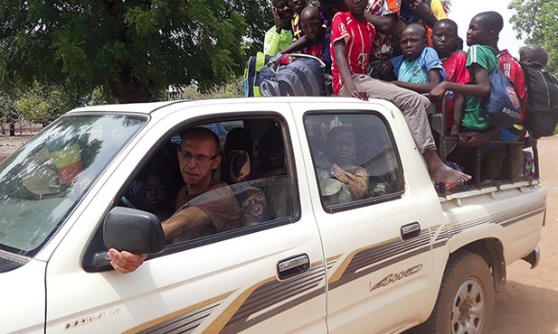 ▲	Typowy transport w Czadzie. Ojciec Tomek odwozi dzieci z wakacji do rodzinnych wiosek.