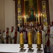 W uroczystości uczestniczyli bp Andrzej F. Dziuba i wielu kapłanów.