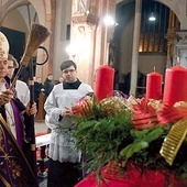 Modlitwa liturgii godzin rozpoczęła się od poświęcenia wieńca adwentowego.
