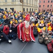 Setki osób bawiły się na Starym Mieście w oczekiwaniu na orszak. 