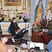 Pieśni przygotował zespół muzyczny z parafii.