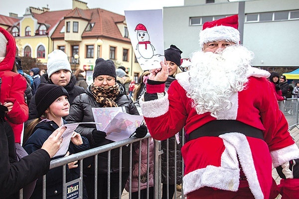 Dzieci otrzymały upominek w zamian za rysunek.